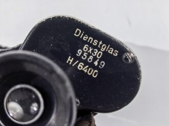 Dienstglas 6 x 30 der Wehrmacht, Hersteller ddx, linke klare Durchsicht, rechts leicht verurreinigt, Strichplatte deutlich