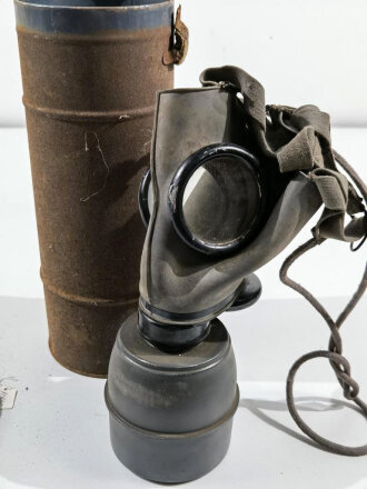 Frankreich 2.Weltkrieg, Gasmaske in Dose, ungereinigter Speicherfund, Maskenkörper weich