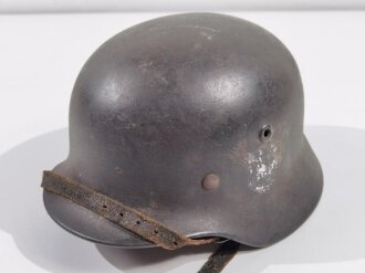 Heer, Stahlhelm Modell 1940. Hersteller Q für Quist, Glockengrösse 66 . In allen Teilen originales Stück, leider Reste eines wohl nicht originalen Abzeichens sichtbar.