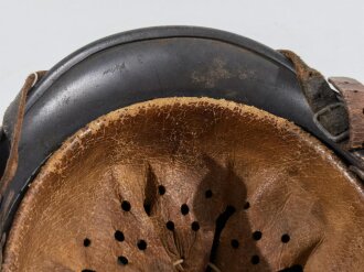 Heer, Stahlhelm Modell 1940. Hersteller Q für Quist, Glockengrösse 66 . In allen Teilen originales Stück, leider Reste eines wohl nicht originalen Abzeichens sichtbar.