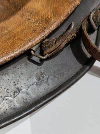 Heer, Stahlhelm Modell 1940. Hersteller Q für Quist, Glockengrösse 66 . In allen Teilen originales Stück, leider Reste eines wohl nicht originalen Abzeichens sichtbar.