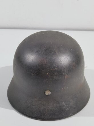 Heer, Stahlhelm Modell 1940. Hersteller Q für Quist, Glockengrösse 66 . In allen Teilen originales Stück, leider Reste eines wohl nicht originalen Abzeichens sichtbar.