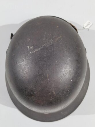 Heer, Stahlhelm Modell 1940. Hersteller Q für Quist, Glockengrösse 66 . In allen Teilen originales Stück, leider Reste eines wohl nicht originalen Abzeichens sichtbar.