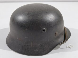 Heer, Stahlhelm Modell 1940. Hersteller Q für Quist, Glockengrösse 66 . In allen Teilen originales Stück, leider Reste eines wohl nicht originalen Abzeichens sichtbar.