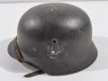 Heer, Stahlhelm Modell 1940. Hersteller Q für Quist, Glockengrösse 66 . In allen Teilen originales Stück, leider Reste eines wohl nicht originalen Abzeichens sichtbar.