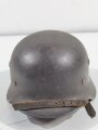 Heer, Stahlhelm Modell 1940. Hersteller Q für Quist, Glockengrösse 66 . In allen Teilen originales Stück, leider Reste eines wohl nicht originalen Abzeichens sichtbar.