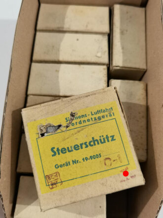 Luftwaffe Steuerschütz, Gerät Nr. 19-9005, in der originalen Umverpackung, Funktion nicht geprüft. Sie erhalten ein ( 1 ) Stück , die Umverpackung ist mehr oder weniger defekt