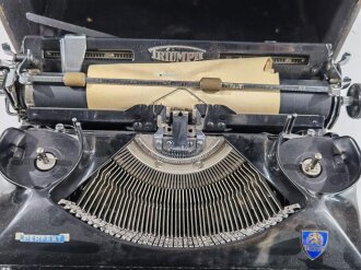 Triumph "Perfekt" Dienstschreibmaschine mit SS Rune auf der 3. Guter Gesamtzustand, ungereinigt, das Gehäuse stärker beantsprucht