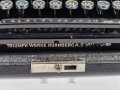 Triumph "Perfekt" Dienstschreibmaschine mit SS Rune auf der 3. Guter Gesamtzustand, ungereinigt, das Gehäuse stärker beantsprucht
