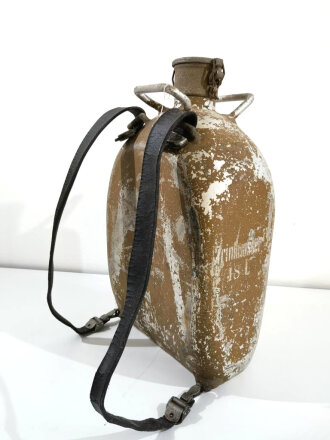 18 Liter Trinkwasser Behälter der Wehrmacht. Originallack, mit den seltenen, dazugehörigen Trageriemen , diese schwer gefettet