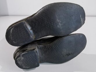 Paar Gummistiefel Wehrmacht, zum schweren Gasschutzanzug oder für Pioniere . Nicht 100% paarig, datiert 1944