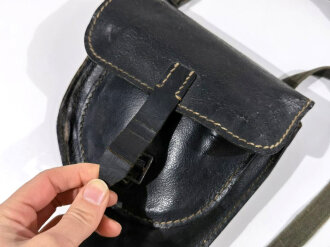 Tasche aus Ersatzmaterial mit 10 Gaswarnfähnchen. Stark gebraucht