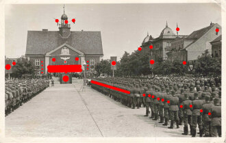 Fotopostkarte angetreten vor dem Rathaus in Neidenburg...