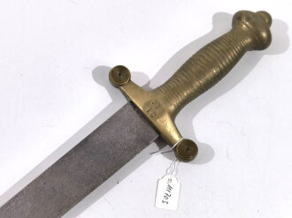 Frankreich/Preussen , Glaive/Artilleriekurzschwert ähnlich  Modell 1831 ohne Scheide, Gesamtlänge 72 cm, vermutlich preussische Aptierung mit Keilklinge aus Beutestück, Klinge narbig und gereinigt, Truppenstempel auf Gefäß,