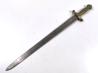Frankreich/Preussen , Glaive/Artilleriekurzschwert ähnlich  Modell 1831 ohne Scheide, Gesamtlänge 72 cm, vermutlich preussische Aptierung mit Keilklinge aus Beutestück, Klinge narbig und gereinigt, Truppenstempel auf Gefäß,