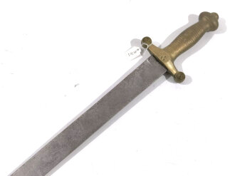 Frankreich/Preussen , Glaive/Artilleriekurzschwert ähnlich  Modell 1831 ohne Scheide, Gesamtlänge 72 cm, vermutlich preussische Aptierung mit Keilklinge aus Beutestück, Klinge narbig und gereinigt, Truppenstempel auf Gefäß,
