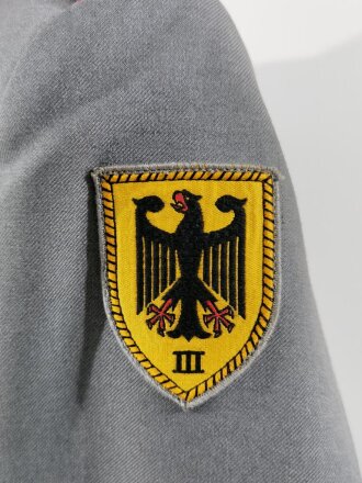 Bundeswehr, Dienstrock für einen Artilleristen, original vernähte Ärmelbänder " Heeresunteroffizierschule III"  guter Zustand, datiert 1973
