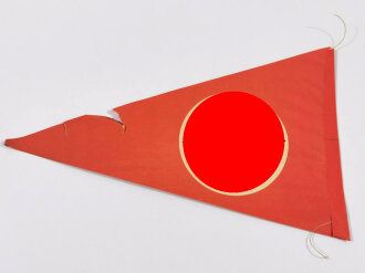 Wimpel aus bedrucktem Papier, schwarzes Hakenkreuz in weißem Kreis. Defekt, Maße 16,5 x 29cm