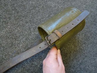 Kappenbehälter zum Scherenfernrohr Dreibein Wehrmacht, überlackiert