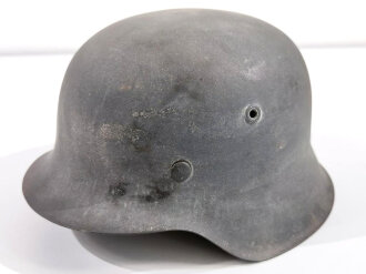 Heer, Stahlhelm Modell 1942, schwer lesbare Stemplung im Nacken ?66. In allen Teilen originales Stück