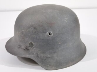 Heer, Stahlhelm Modell 1942, schwer lesbare Stemplung im Nacken ?66. In allen Teilen originales Stück