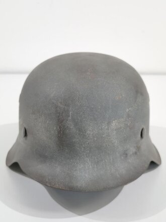 Heer, Stahlhelm Modell 1942, schwer lesbare Stemplung im Nacken ?66. In allen Teilen originales Stück