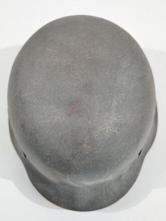 Heer, Stahlhelm Modell 1942, schwer lesbare Stemplung im Nacken ?66. In allen Teilen originales Stück