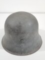 Heer, Stahlhelm Modell 1942, schwer lesbare Stemplung im Nacken ?66. In allen Teilen originales Stück