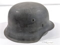 Heer, Stahlhelm Modell 1942, schwer lesbare Stemplung im Nacken ?66. In allen Teilen originales Stück