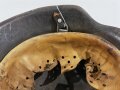 Heer, Stahlhelm Modell 1942, schwer lesbare Stemplung im Nacken ?66. In allen Teilen originales Stück