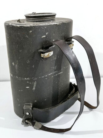 Grosser Essenträger Wehrmacht aus Aluminium, datiert 1939, mit dem fast nicht zu beschaffenden Rückenpolster sowie den zugehörigen Trageriemen