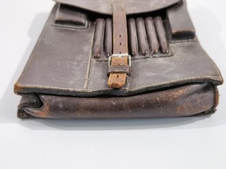 Kartentasche Wehrmacht, schokoladenbraunes Leder , Leichtmetallbeschläge, datiert 1939. Weiches Leder, ungereinigtes Stück