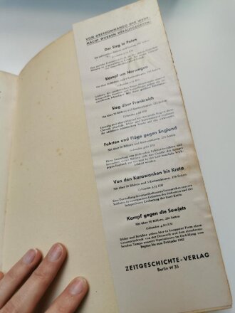 "Das Gesicht des Deutschen Soldaten" Herausgegeben vom Oberkommando der Wehrmacht, datiert 1943, stark gebraucht, Einband lose, ca. DIN A4