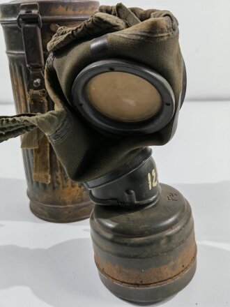 Bereitschaftsbüchse Modell 1938 mit Gasmaske und Filter der Wehrmacht. Originale Tarnlackierung, ungereinigtes Stück