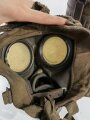 Bereitschaftsbüchse Modell 1938 mit Gasmaske und Filter der Wehrmacht. Originale Tarnlackierung, ungereinigtes Stück