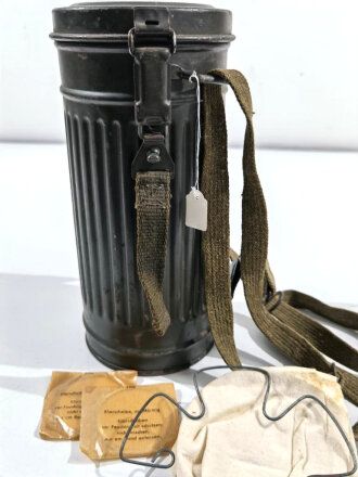 Bereitschaftsbüchse Modell 1938 für die Gasmaske der Wehrmacht. Originallack , datiert 1944. Mit beiden Riemen und Zubehör