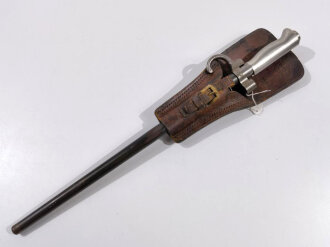 Frankreich, Epee Seitengewehr  Modell 1886 Lebel kurz mit braunem Koppelschuh, mit Parierhaken,  nummerngleich, Klingenlänge 34 cm, Weißmetallgriff verschraubt, alte Drückerform,Riemen von Koppelschuh gerissen