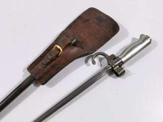 Frankreich, Epee Seitengewehr  Modell 1886 Lebel kurz mit braunem Koppelschuh, mit Parierhaken,  nummerngleich, Klingenlänge 34 cm, Weißmetallgriff verschraubt, alte Drückerform,Riemen von Koppelschuh gerissen