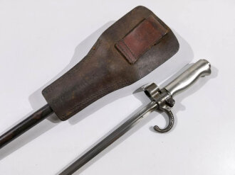 Frankreich, Epee Seitengewehr  Modell 1886 Lebel kurz mit braunem Koppelschuh, mit Parierhaken,  nummerngleich, Klingenlänge 34 cm, Weißmetallgriff verschraubt, alte Drückerform,Riemen von Koppelschuh gerissen