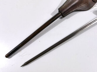 Frankreich, Epee Seitengewehr  Modell 1886 Lebel kurz mit braunem Koppelschuh,  nummerngleich, Klingenlänge 34 cm, Weißmetallgriff vernietet, alte Drückerform, ohne Parierhaken