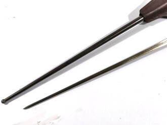 Frankreich, Epee Seitengewehr  Modell 1886 Lebel  mit braunem Koppelschuh, mit Parierhaken,  Weißmetallgriff verschraubt, alte Drückerform, Scheide feldgrau nachlackiert