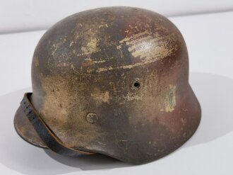 Stahlhelm Modell 1940 der Wehrmacht. Originale Tarnlackierung, in allen Teilen originales Stück