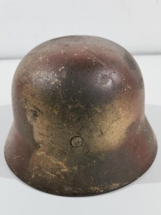 Stahlhelm Modell 1940 der Wehrmacht. Originale Tarnlackierung, in allen Teilen originales Stück