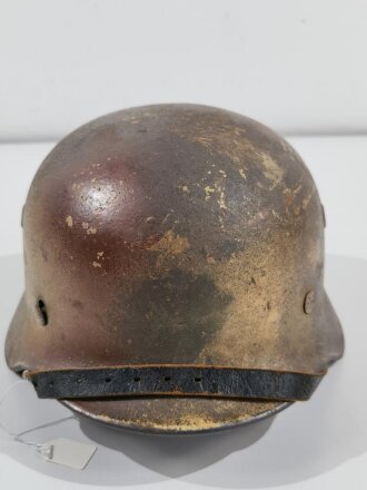 Stahlhelm Modell 1940 der Wehrmacht. Originale Tarnlackierung, in allen Teilen originales Stück