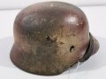 Stahlhelm Modell 1940 der Wehrmacht. Originale Tarnlackierung, in allen Teilen originales Stück