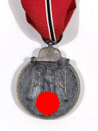 Medaille " Winterschlacht im Osten " mit Hersteller 55  im Bandring für " J.E. Hammer & Söhne, Geringswalde " mit Bandabschnitt