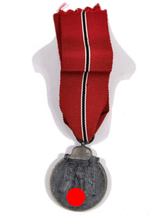 Medaille " Winterschlacht im Osten " mit Hersteller 55  im Bandring für " J.E. Hammer & Söhne, Geringswalde " mit Bandabschnitt