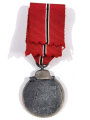 Medaille " Winterschlacht im Osten " mit Hersteller 55  im Bandring für " J.E. Hammer & Söhne, Geringswalde " mit Bandabschnitt