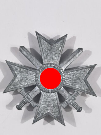 Kriegsverdienstkreuz 1. Klasse mit Schwertern, Rückseitig mit Hersteller " 4 " auf der Nadel für " Steinhauer & Lück, Lüdenscheid ". Zink versilbert