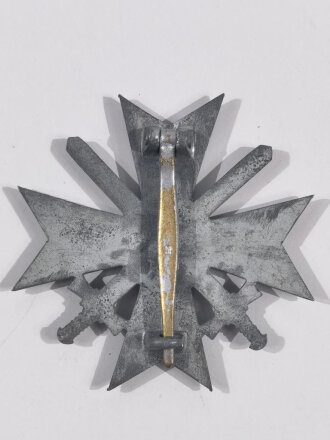 Kriegsverdienstkreuz 1. Klasse mit Schwertern, Rückseitig mit Hersteller " 4 " auf der Nadel für " Steinhauer & Lück, Lüdenscheid ". Zink versilbert